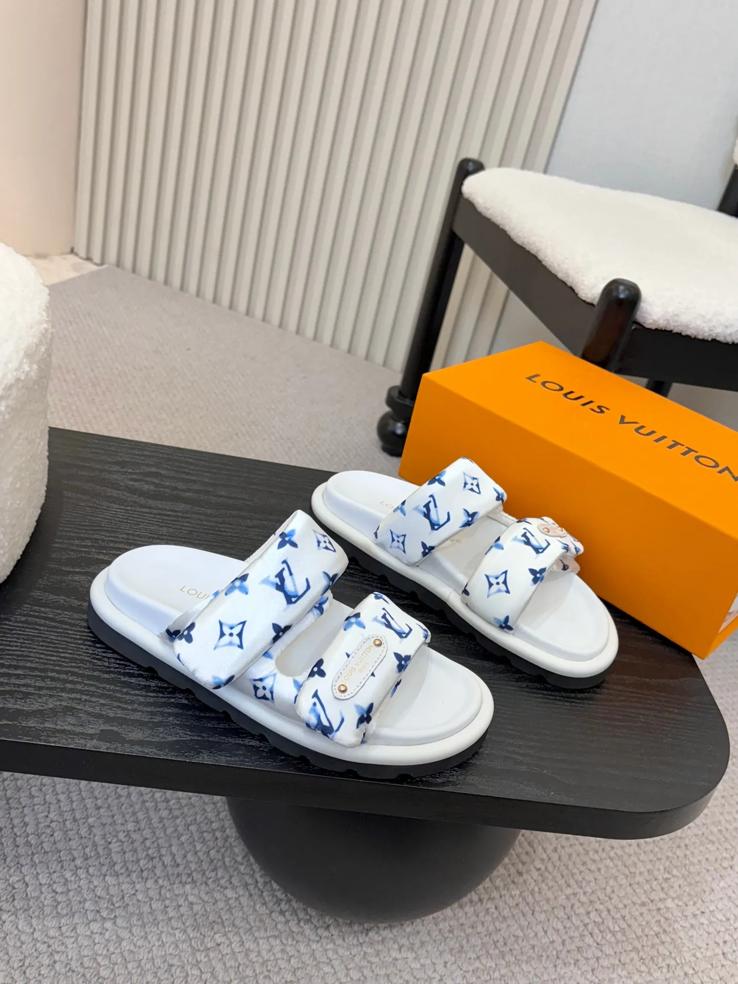👟👟Ex-factory price 420👟👟 Mimi [lv] The new slippers are hot. They have been selling before taking pictures. You can imagine the popularity. They are still classic old patterns with customized logo buttons. They are very suitable for daily leisure and home. Each of the 3] color options is so beautiful and delicate, noble yet elegant. Highly recommended. New products + show bdetails Standard size: |35-46 Color: black, presbyopia brown, white